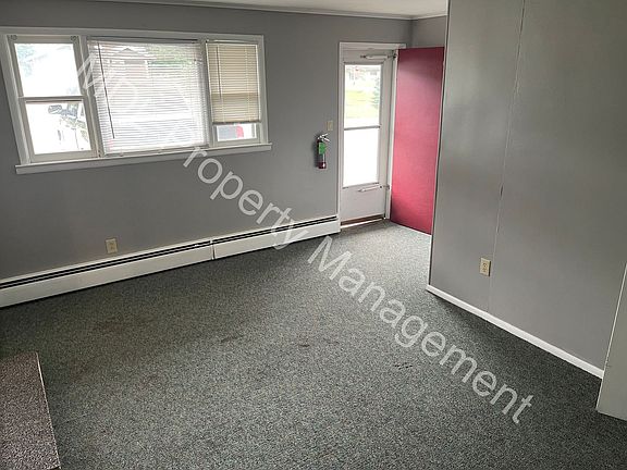 3rd image of 916 N Saginaw St #3