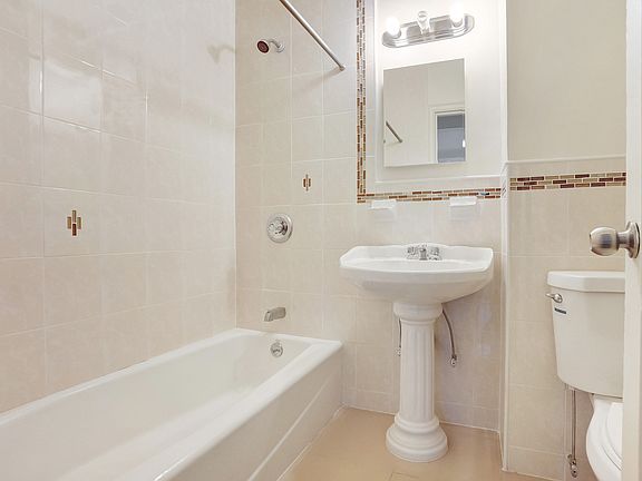 3rd image of 127 W 79th St #11A