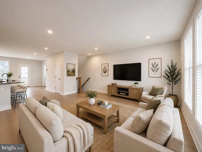 131 Sapphire St — Photo 2