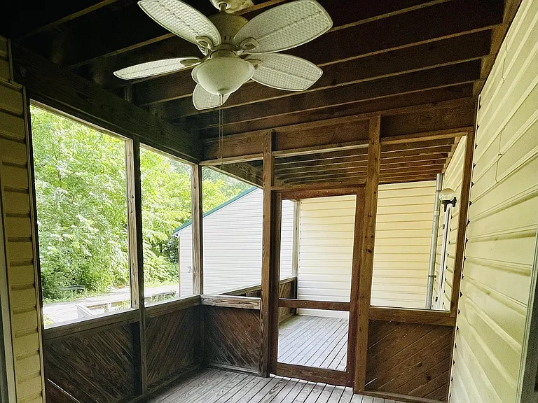 424 Harrodsburg Ln — Photo 12