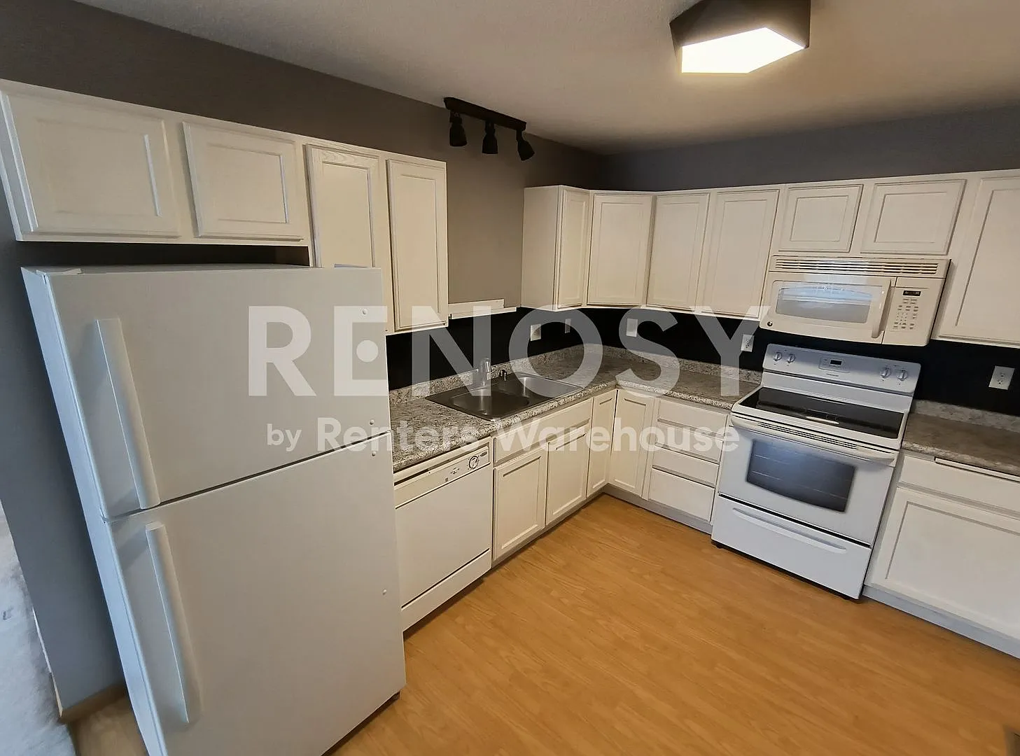 Available Now 2 bedroom 2 Bath Townhouse in Woodbury — Photo 2