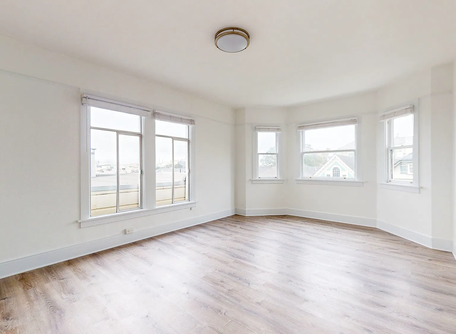 Bright Top-Floor Studio in Pacific Heights — Photo 1