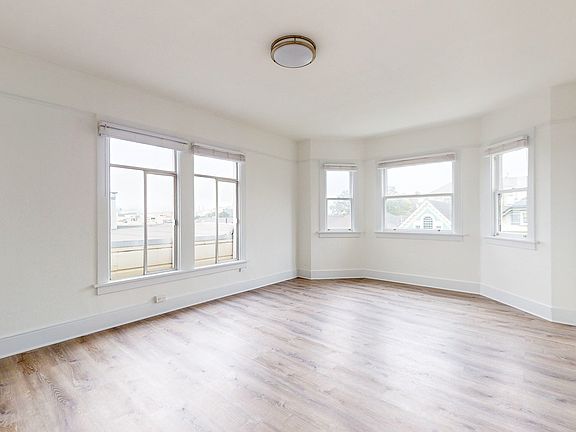 5th image of 3097 Washington St #23