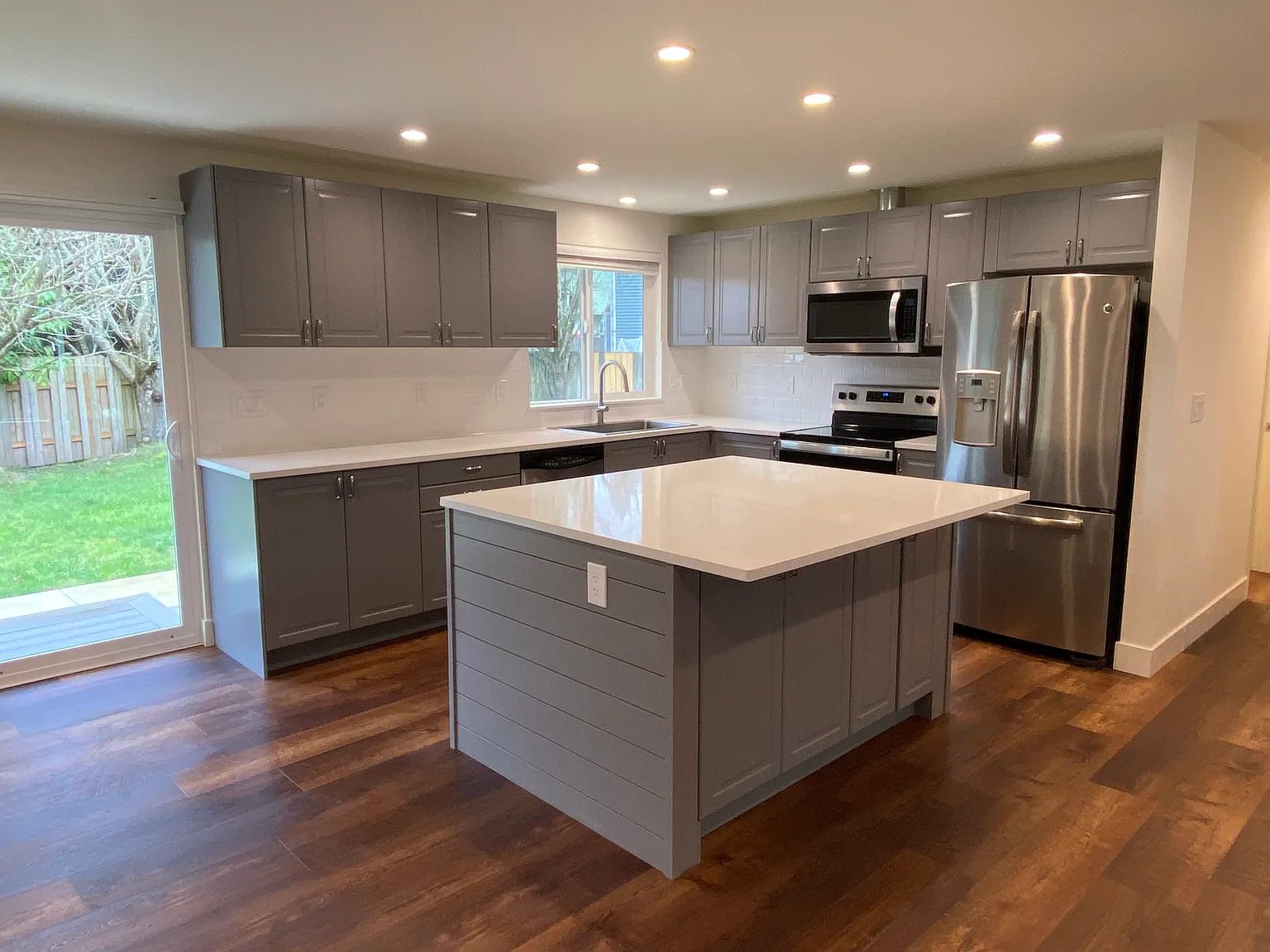 323 Hawthorne Ave S — Photo 2