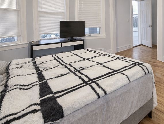 4th image of 90 N Spring St #2