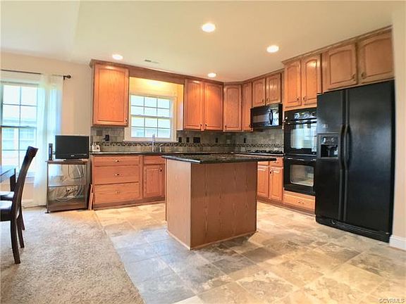 5th image of 419 Cobblestone Dr
