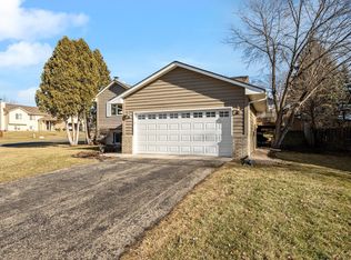 1442 Blackhawk Lake Dr, Eagan, MN 55122