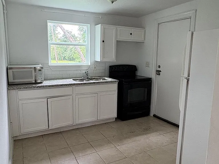 702 Rosedale St #B — Photo 8