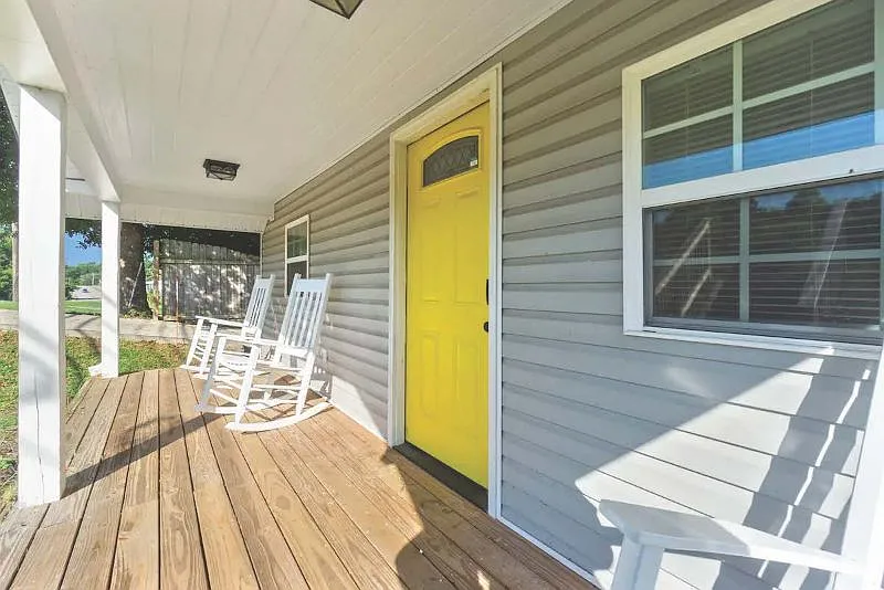 3 bed, 1100 sqft, $2,200 — Photo 2