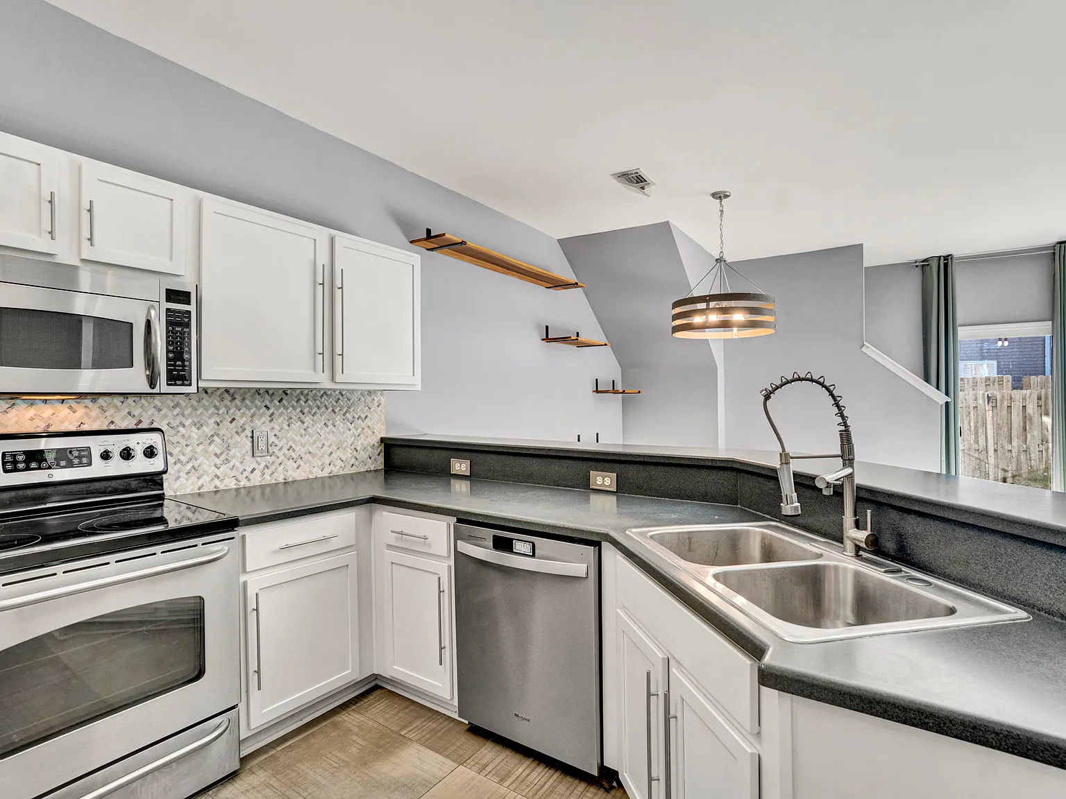 3 bed, 1500 sqft, $1,900 — Photo 2