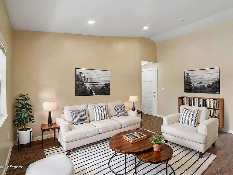 Sunset Highlands Apartments — Photo 10