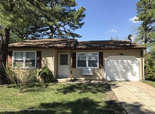 17 Hummingbird La, Whiting, NJ 08759