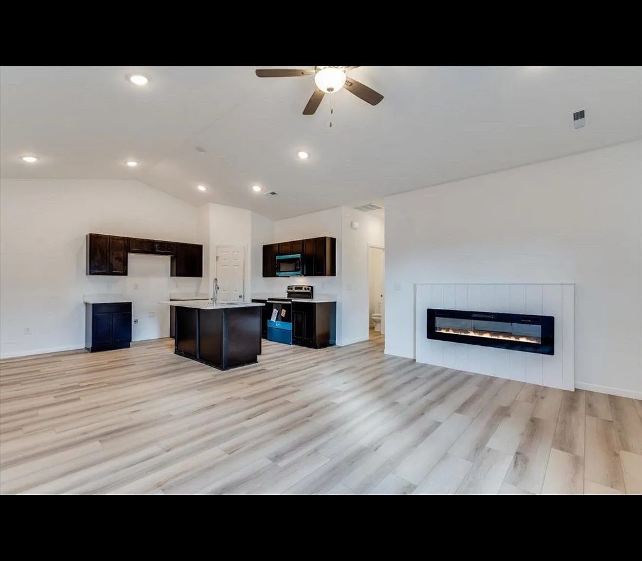3 bed, 1150 sqft, $1,550 — Photo 2