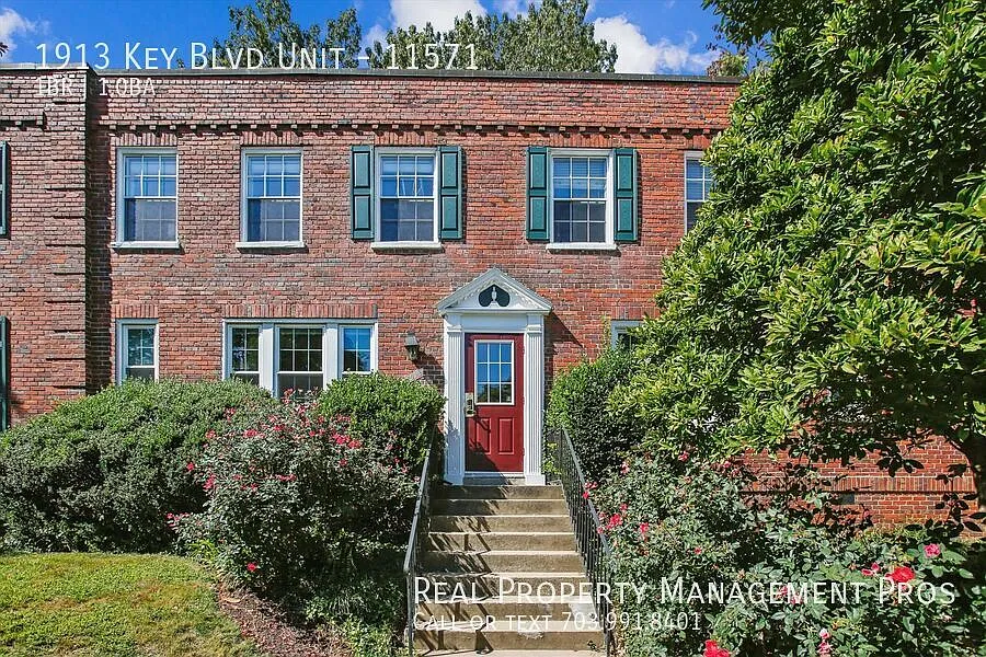 Beautiful Colonial Village Condo- Close to Metro! — Photo 1