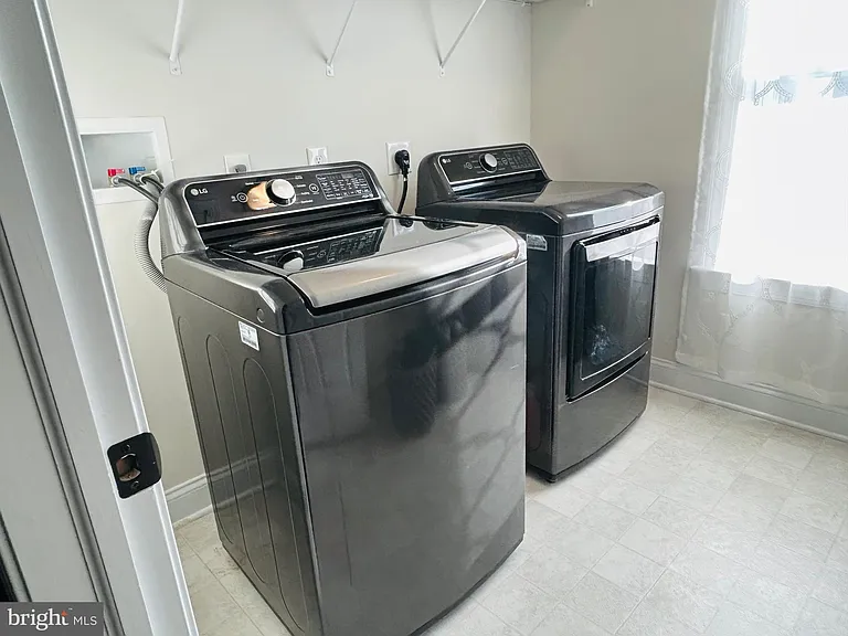 512 Lewis St — Photo 16