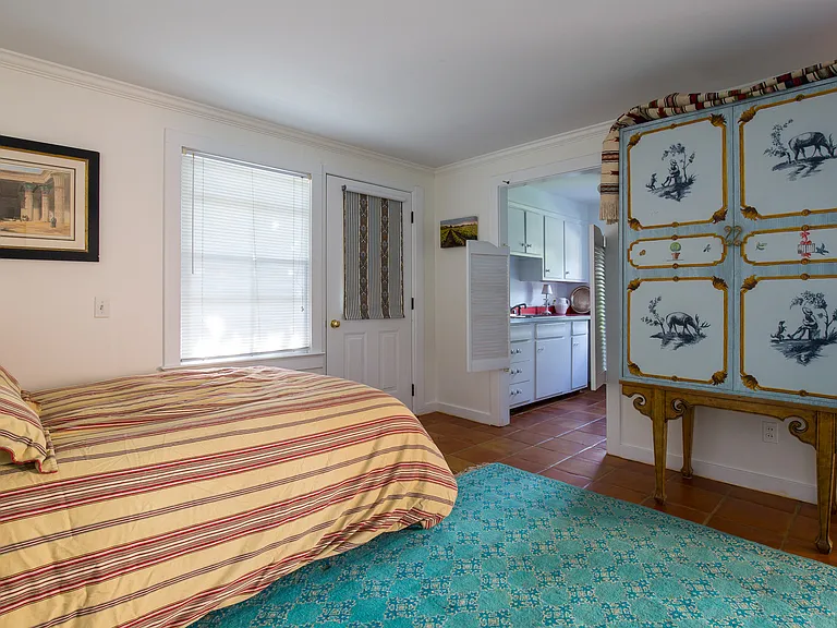 368 Pantigo Rd — Photo 8