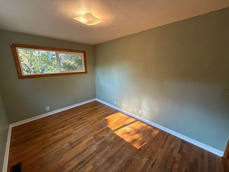 1043 Garlock St S — Photo 27