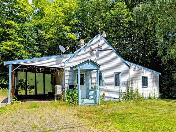 4th image of 372 River Road