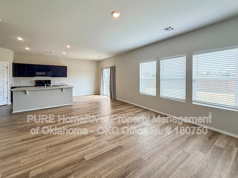 3 bed, 2.5 bath, 1689 sqft, $1,800 — Photo 3