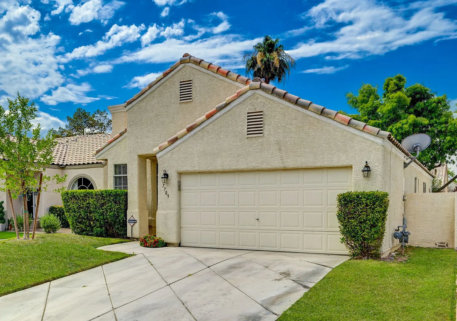 Single Story Home in Northwest Las Vegas with nicely Shaded Real Grass backyard and Community Pool — Photo 2