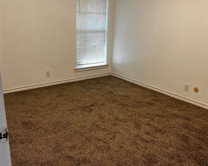 902 Sugarbush Ln — Photo 8