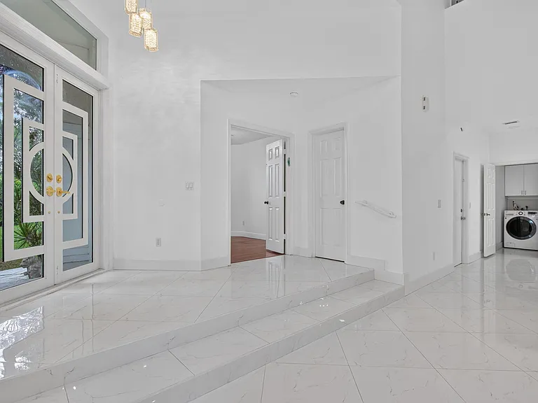 7087 NW 78th Pl — Photo 3