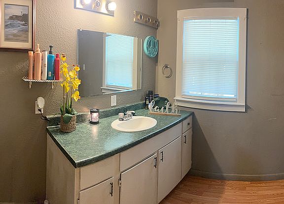 Bathroom (main) 