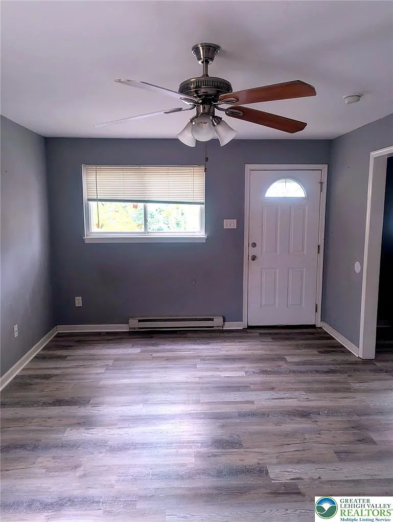 3 bed, 1.0 bath, 1300 sqft, $1,800 — Photo 3