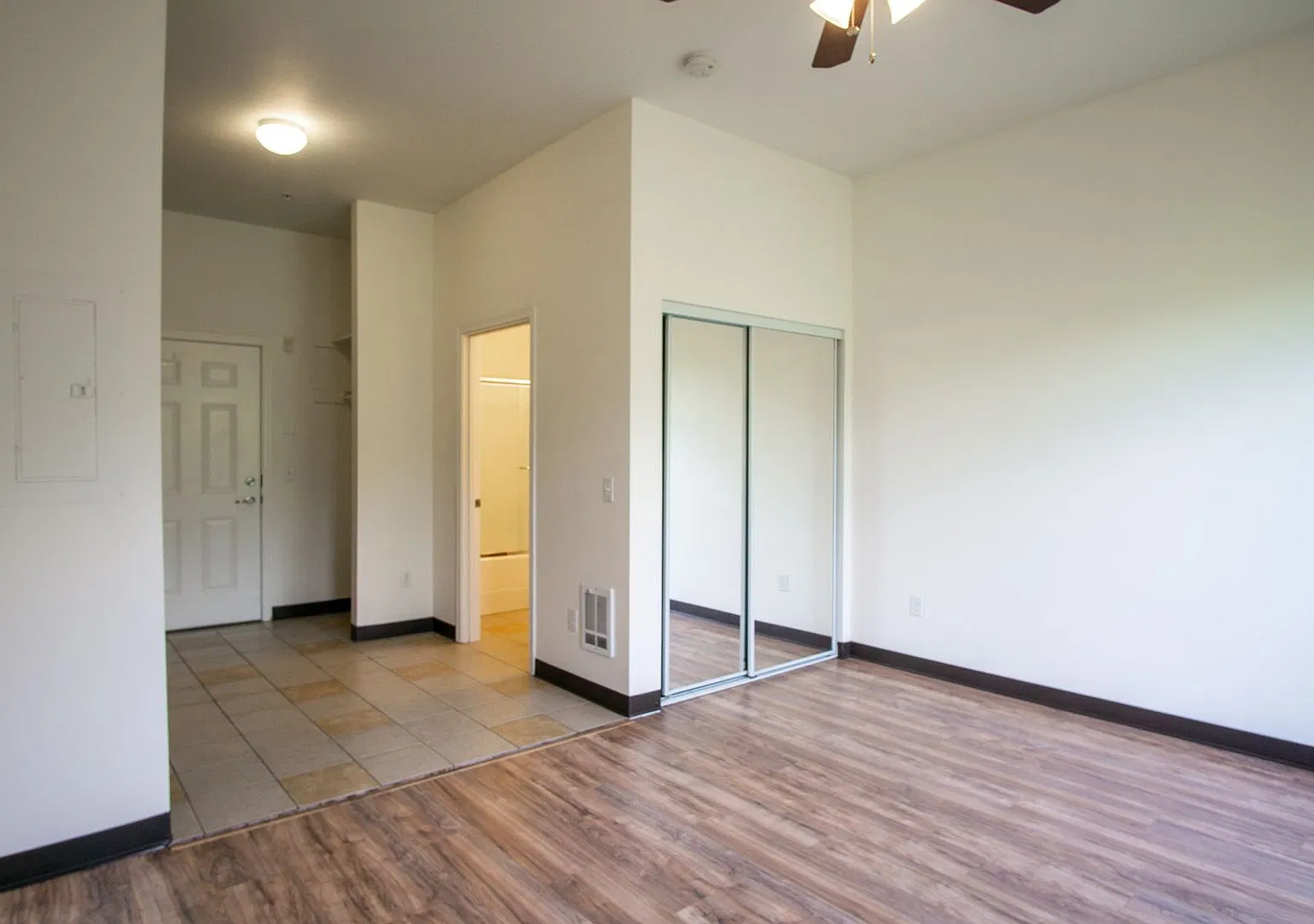 Chic & Modern Top-Floor Studio Near South Waterfront & OHSU — Photo 4