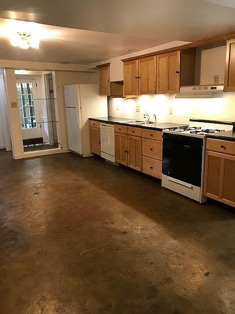 Large eat-in kitchen with gas stove.