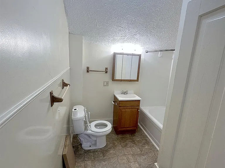 902 N Vernon St — Photo 8