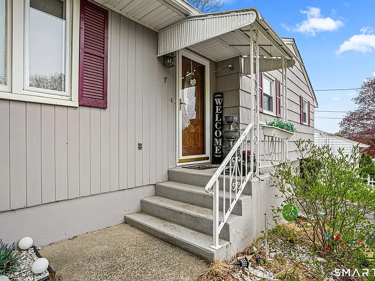 7 Newport Dr — Photo 2