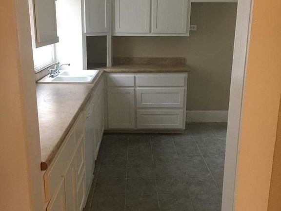 4th image of 2316 W Park Row Blvd