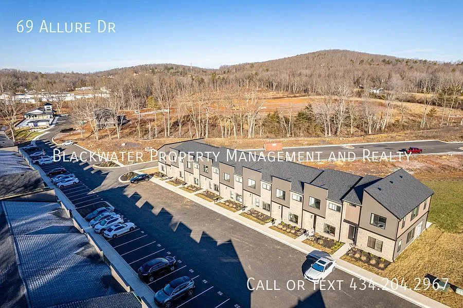 Move In Special! Receive 1/2 off your first full months rent! 3 Bedroom Townhome in The Allure To... — Photo 4