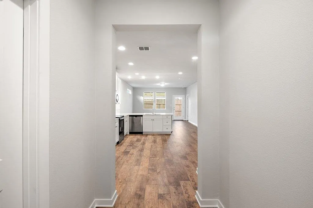 3 bed, 2.5 bath, 1498 sqft, $1,999 — Photo 3