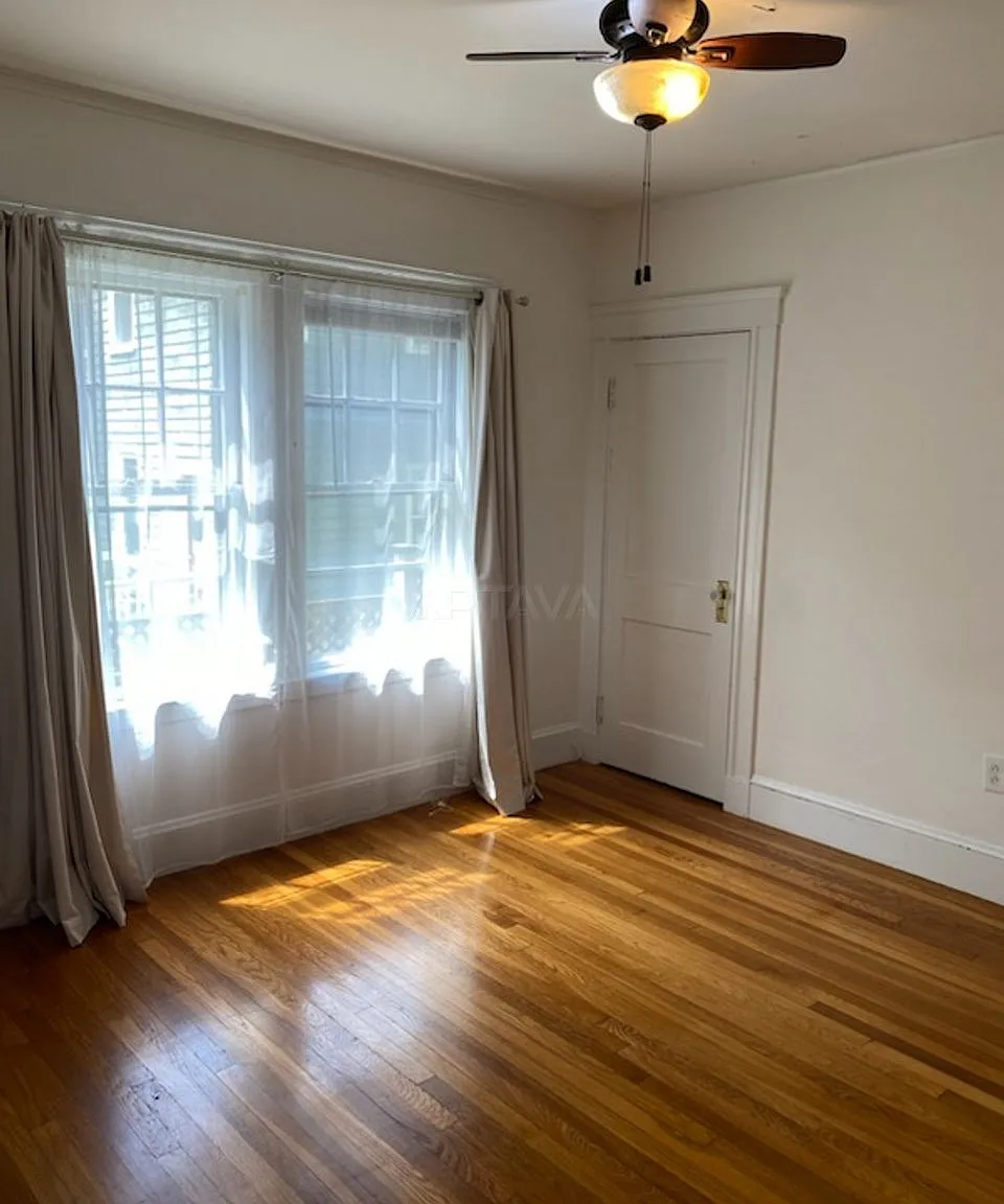 Davis Square / Ball Square area, 2 bedroom, 1 bathroom apartment — Photo 3