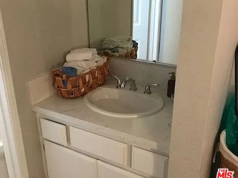 535 E Venice Way — Photo 2
