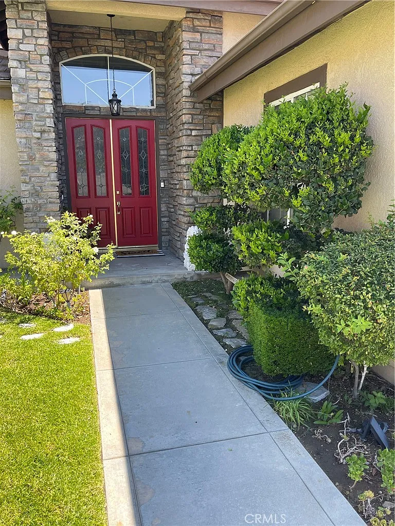 4 bed, 2107 sqft, $5,950 — Photo 2