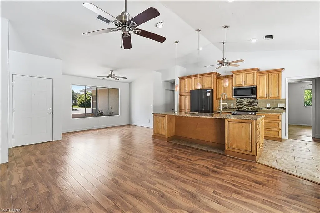 3 bed, 2.0 bath, 1448 sqft, $3,000 — Photo 3