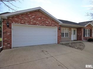 1424 Fairview Ct, Pekin, IL 61554