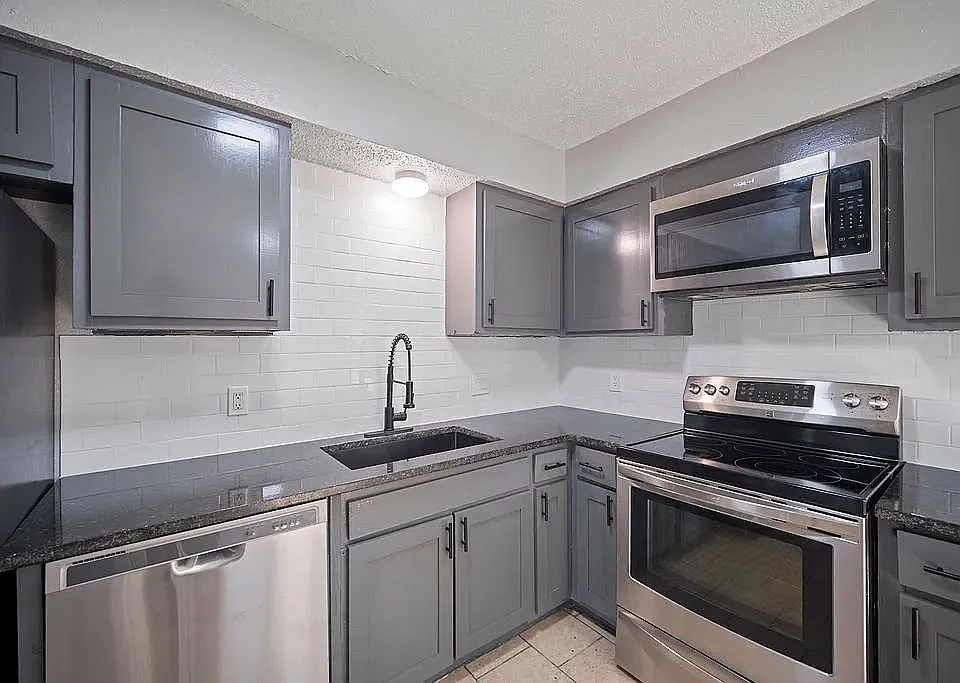 2 bed, 1.5 bath, 980 sqft, $1,395 — Photo 2