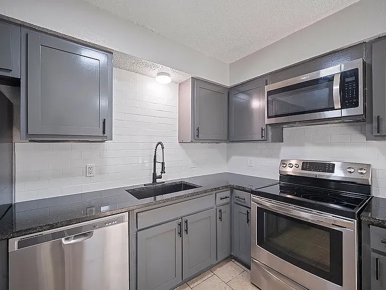 507 N Elm St — Photo 2