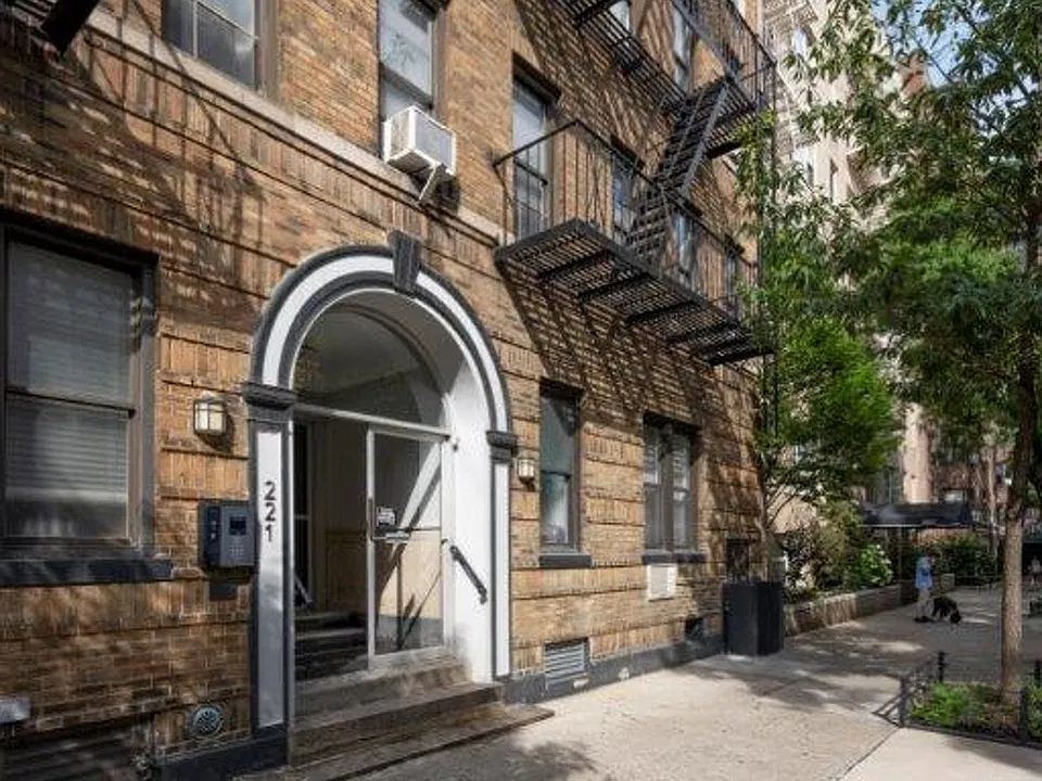 221 E 76th St #3B