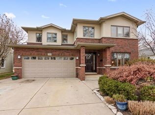 120 S Burton Pl, Arlington Heights, IL 60005