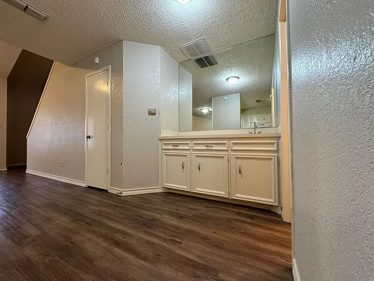 115 Troy Ave — Photo 9