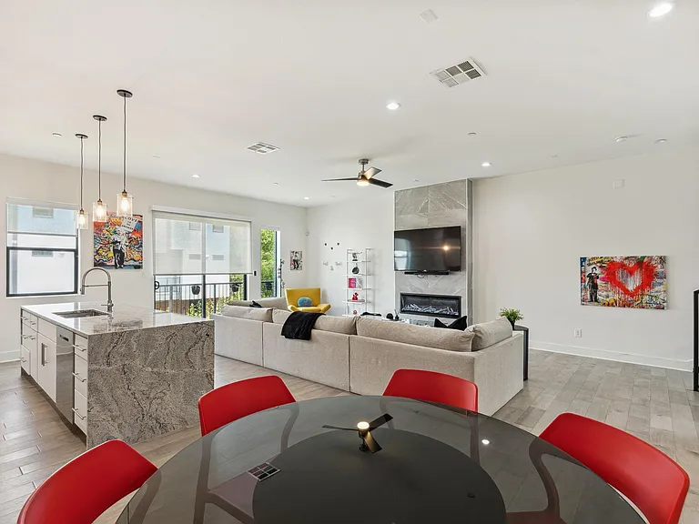 422 W 9th St #106 — Photo 10