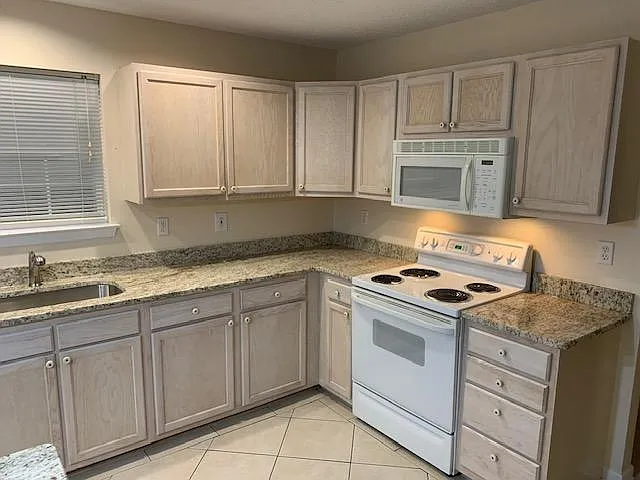 Kitchen with granite countertops - 3570 Evergreen Way #3570