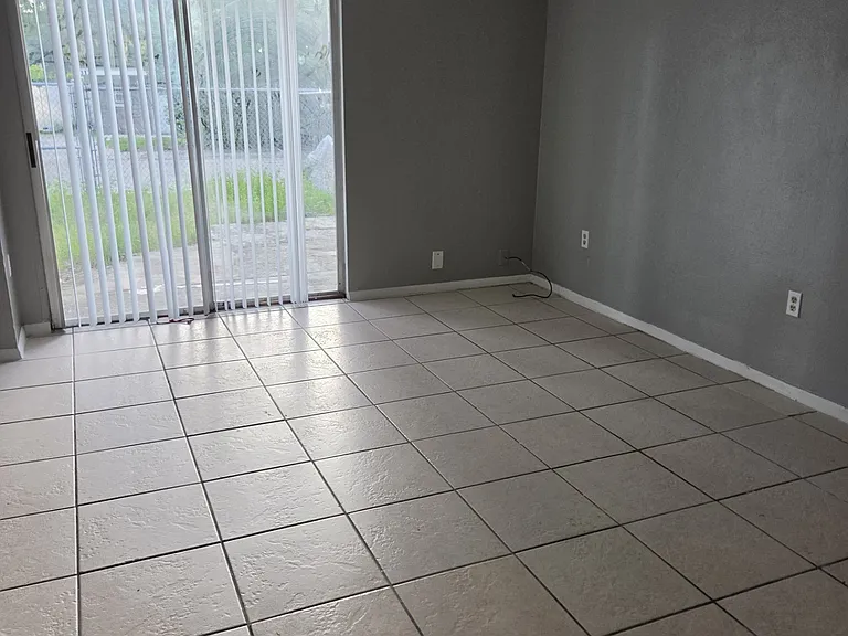 1027 Sumner St — Photo 2