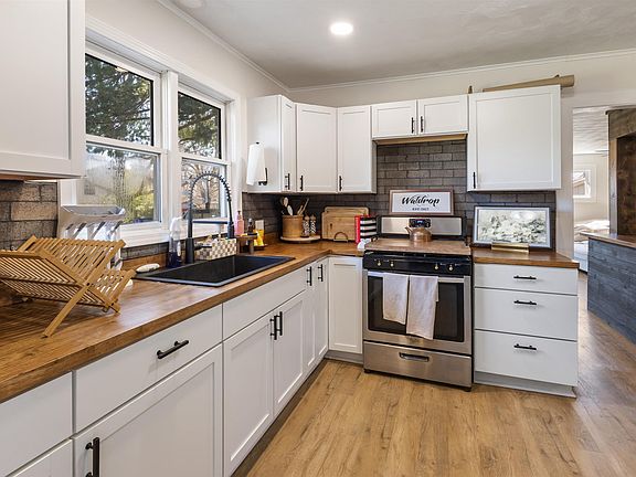 3rd image of 809 Dogwood Ln