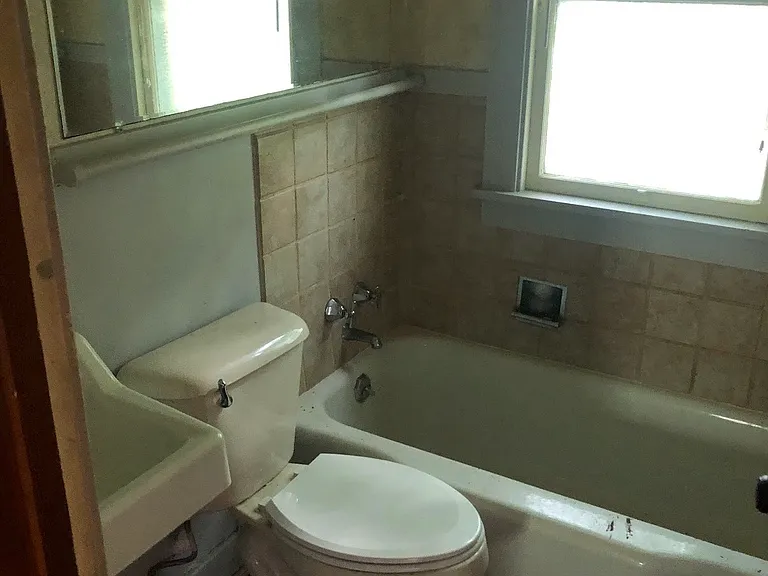 1073 W Packard St — Photo 4